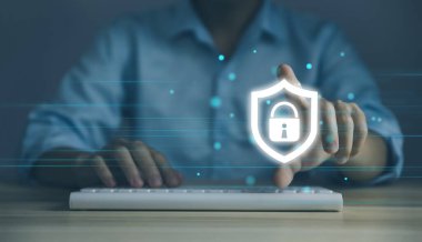 İşadamı kilit işaretli bir kalkan simgesine dokunuyor. bilgisayar veri parola koruması kavramı internet ağ güvenliği siber dijital teknoloji.