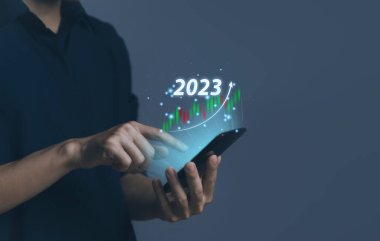 İş adamı, pozitif dijital teknoloji grafiğini gösteren güçlü bir analitik strateji tasarlıyor. 2023 yılında hisse senedi büyüme fikirleri, yatırım, borsa, ekonomi ve iş başarısı hedefleri.