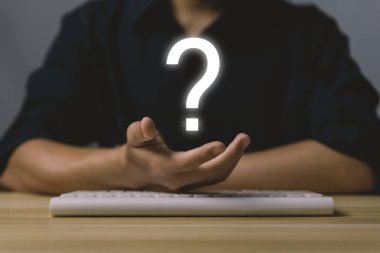 İş adamı eli soru işareti simgesi gösteriyor. Alternatif kavramı. Karışıklık. İş çözümü. Boşluğu kopyala