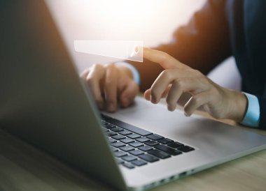 İş adamı dijital teknolojiye girmelerini internet araması, tarayıcı ve iletişim aracı ile gösteriyor. Bağlantılar ve web siteleri. İş verimliliği için ağları kullanma kavramı.