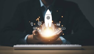 El bir roket ve bir ikon gösterir. Girişimcilik, Girişimcilik Fikri ve Çevrimiçi Dijital İş Konsepti. Çevrimiçi Pazarlama, Teknoloji ve Başarı Arayüzü üzerindeki ağ bağlantısı