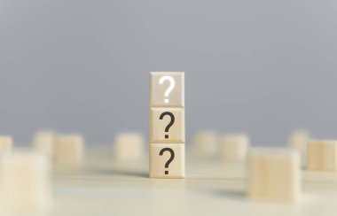 Tahta küp bloğu bir soru işareti simgesi gösteriyor. Seçim konsepti. Karışıklık. İş çözümü. Boşluğu kopyala