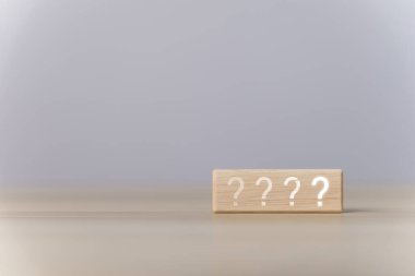 Tahta küp bloğu bir soru işareti simgesi gösteriyor. Seçim konsepti. Karışıklık. İş çözümü. Boşluğu kopyala