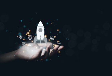 El bir roket ve bir ikon gösterir. Girişimcilik, Girişimcilik Fikri ve Çevrimiçi Dijital İş Konsepti. Çevrimiçi Pazarlama, Teknoloji ve Başarı Arayüzü üzerindeki ağ bağlantısı