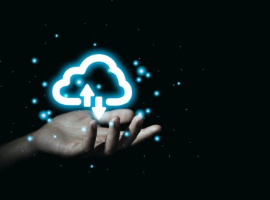 İş adamının elleri Cloud 'un bilgisayar teknolojisi ikonunun diyagramını gösteriyor. İletişim ağlarında büyük veri dijital bağlantısı kavramı. bulut depolama güvenliği ve internet hizmeti
