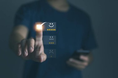 Pozitif müşteri değerlendirmeleri işaretli beş yıldızlı gülen yüz simgesini işaretler. Hizmet memnuniyeti anketi konsepti, geribildirim ve ürün kullanıcı deneyiminden en iyi yanıt.