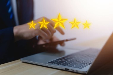 Pozitif müşteri değerlendirmeleri beş yıldızlı. Hizmet memnuniyeti anketi konsepti, geribildirim ve ürün kullanıcı deneyiminden en iyi yanıt.