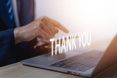 İş adamı akıllı telefona dokunur ve teşekkür etmek için mesaj yollar. Mektup yazma konsepti. Tebrikler, takdir ve minnettarlık. Boşluğu Kopyala