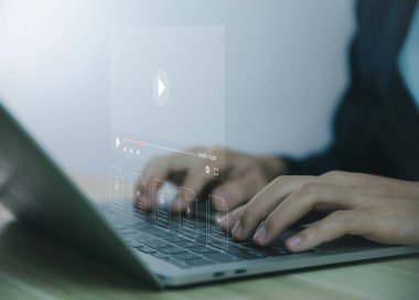 İş adamı, sanal monitörden canlı yayını izlemek için dizüstü bilgisayar kullanıyor. Bağlantı teknolojisi konsepti. Dijital multimedya oynatıcı, internet video içeriği, film eğlence sektörü.