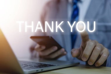 İş adamı akıllı telefona dokunur ve teşekkür etmek için mesaj yollar. Mektup yazma konsepti. Tebrikler, takdir ve minnettarlık. Boşluğu Kopyala