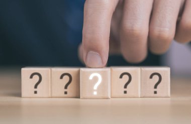 Tahta küp bloğu bir soru işareti simgesi gösteriyor. Seçim konsepti. Karışıklık. İş çözümü. Boşluğu kopyala