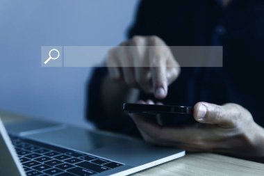 İş adamı internet araması gösteriyor. Dijital teknolojiye tarayıcılar ve iletişim araçları bağlantıları ve iş verimliliği için ağları kullanma web sitesi kavramları yoluyla girmek