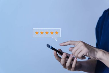 Pozitif müşteri değerlendirmeleri beş yıldızlı. Hizmet memnuniyeti anketi konsepti, geribildirim ve ürün kullanıcı deneyiminden en iyi yanıt.