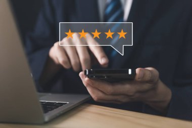 Pozitif müşteri değerlendirmeleri beş yıldızlı. Hizmet memnuniyeti anketi konsepti, geribildirim ve ürün kullanıcı deneyiminden en iyi yanıt.