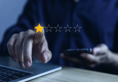 Müşteri Teftişi Memnuniyetsizlik Deneyimi Akıllı telefon ekranlarında 1 yıldızlı değerlendirmelerin seçimi. Olumsuz geribildirim konsepti Mutsuz iş adamı, kötü hizmet, veya kötü kalite.