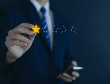 Müşteri Teftişi Memnuniyetsizlik Deneyimi Akıllı telefon ekranlarında 1 yıldızlı değerlendirmelerin seçimi. Olumsuz geribildirim konsepti Mutsuz iş adamı, kötü hizmet, veya kötü kalite.
