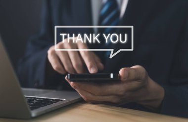 İş adamı akıllı telefona dokunur ve teşekkür etmek için mesaj yollar. Mektup yazma konsepti. Tebrikler, takdir ve minnettarlık. Boşluğu Kopyala