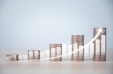 İşadamı hisse senedi finansal endekslerini analiz eder ve hesaplar. Bozuk para istiflemek büyüyor. Banka hesabında para biriktirme ve iş yatırımlarından elde edilen karı maksimuma çıkarmak için fonlara yatırım yapma fikirleri