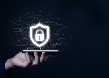 İş adamı elinde akıllı telefon ile kilit işaretli kalkan simgesini gösteriyor Bilgisayar şifre koruması konsepti, İnternet ağ güvenliği, dijital siber teknoloji, iş verileri ve virüs koruması.