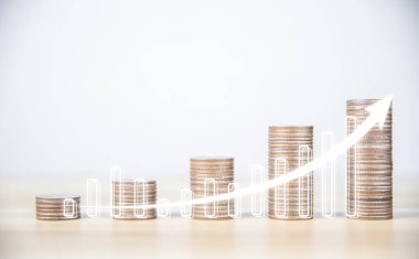 İşadamı hisse senedi finansal endekslerini analiz eder ve hesaplar. Bozuk para istiflemek büyüyor. Banka hesabında para biriktirme ve iş yatırımlarından elde edilen karı maksimuma çıkarmak için fonlara yatırım yapma fikirleri