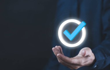 İşadamı eli dijital teknoloji simgesini gösteriyor. En iyi kalite güvence hizmeti konsepti, ürün performans güvencesi ve sektör lideri ISO sertifikası.