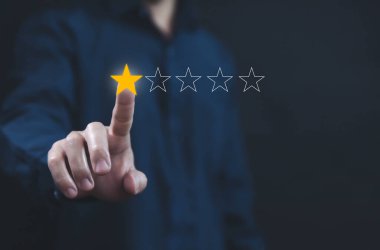 Müşteri Teftişi Memnuniyetsizlik Deneyimi Akıllı telefon ekranlarında 1 yıldızlı değerlendirmelerin seçimi. Olumsuz geribildirim konsepti Mutsuz iş adamı, kötü hizmet, veya kötü kalite.