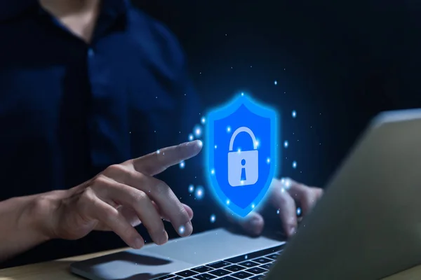 ロックサイン付きのシールドアイコンを表示するラップトップを使用しているビジネスマン コンピュータパスワード保護の概念 インターネットネットワークセキュリティ サイバーデジタル技術 ビジネス情報とウイルス保護 — ストック写真