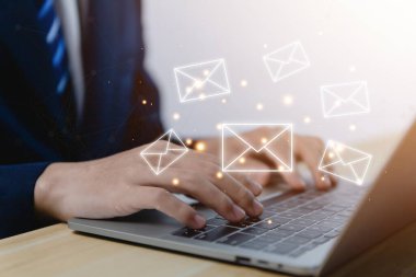 İş adamı bilgisayardan mektup gönderiyor. Elektronik posta kavramı, dijital teknolojide bilgi almak ve göndermek için internet ağındaki çevrimiçi iletişimdir.