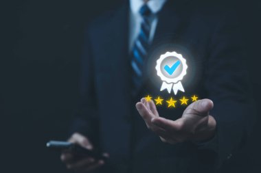İşadamı eli dijital teknoloji simgesini gösteriyor. En iyi kalite güvence hizmeti konsepti, ürün performans güvencesi ve sektör lideri ISO sertifikası.