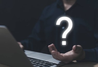 İş adamı eli soru işareti simgesi gösteriyor. Alternatif kavramı. Karışıklık. İş çözümü. Boşluğu kopyala