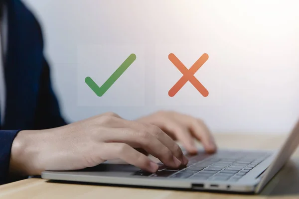 Empresário Usando Laptop Mostrando Símbolos Certos Errados Ideia Decidir Votar — Fotografia de Stock