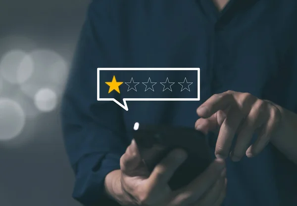 Customer Review Experience Seleção Insatisfeita Avaliações Estrela Telas Smartphones Conceito — Fotografia de Stock