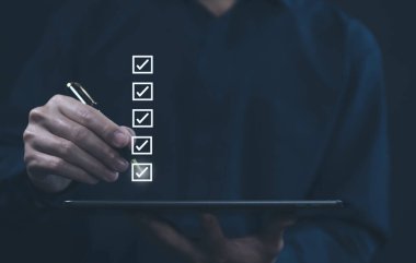 Listedeki bir kutunun üzerindeki kalem işaretini tutan işadamı sanal ekranda göster. İş Anketi öğeleri ve anketlerindeki kontrol listesi fikirleri. Boşluğu kopyala