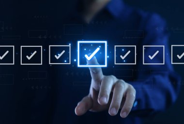 İşadamı listedeki bir kutunun işaretini işaretliyor. Sanal ekranda göster. İş Anketi öğeleri ve anketlerindeki kontrol listesi fikirleri. Boşluğu kopyala