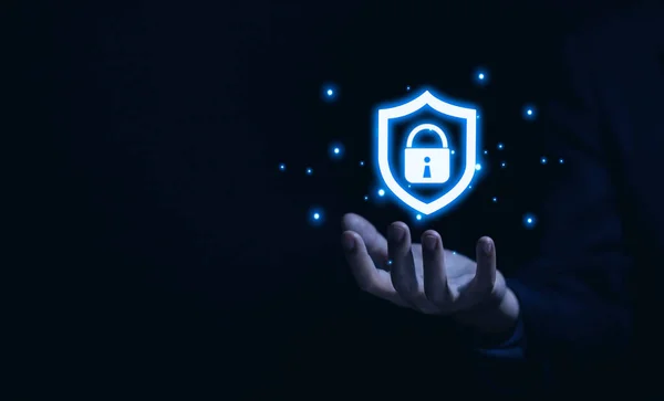 ロックサインのシールドアイコンを示すビジネスマンの手 コンピュータパスワード保護の概念 インターネットネットワークセキュリティ サイバーデジタル技術 ビジネス情報とウイルス保護 — ストック写真