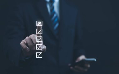 İşadamı listedeki bir kutunun işaretini işaretliyor. Sanal ekranda göster. İş Anketi öğeleri ve anketlerindeki kontrol listesi fikirleri. Boşluğu kopyala