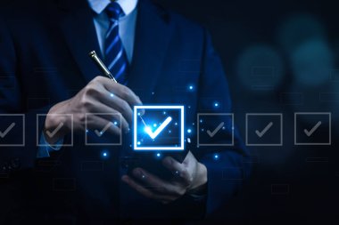 İşadamı listedeki bir kutunun işaretini işaretliyor. Sanal ekranda göster. İş Anketi öğeleri ve anketlerindeki kontrol listesi fikirleri. Boşluğu kopyala