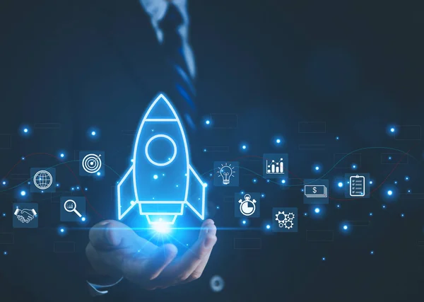 El bir roket ve bir ikon gösteriyor. Girişimcilik, Girişimcilik Fikri ve Çevrimiçi Dijital İş Konsepti. Pazarlama, Teknoloji ve Başarı arayüzü üzerindeki ağ bağlantısı