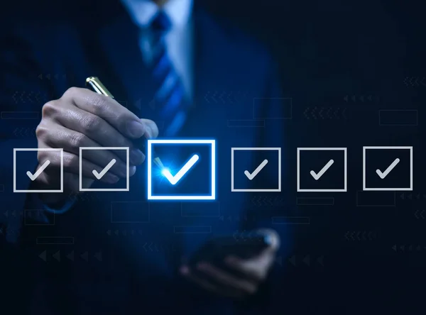 İşadamı listedeki bir kutunun işaretini işaretliyor. Sanal ekranda göster. İş Anketi öğeleri ve anketlerindeki kontrol listesi fikirleri. Boşluğu kopyala