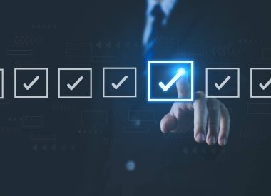 İşadamı listedeki bir kutunun işaretini işaretliyor. Sanal ekranda göster. İş Anketi öğeleri ve anketlerindeki kontrol listesi fikirleri. Boşluğu kopyala