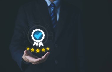 İşadamı eli dijital teknoloji simgesini gösteriyor. En iyi kalite güvence hizmeti konsepti, ürün performans güvencesi ve sektör lideri ISO sertifikası.