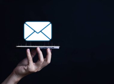 İş adamı bilgisayardan mektup gönderiyor. Elektronik posta kavramı, dijital teknolojide bilgi almak ve göndermek için internet ağındaki çevrimiçi iletişimdir.