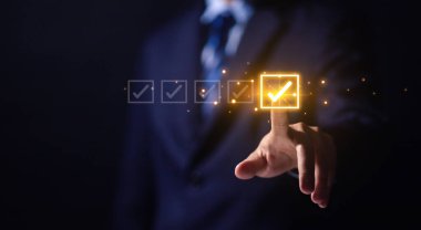 İşadamı listedeki bir kutunun işaretini işaretliyor. Sanal ekranda göster. İş Anketi öğeleri ve anketlerindeki kontrol listesi fikirleri. Boşluğu kopyala