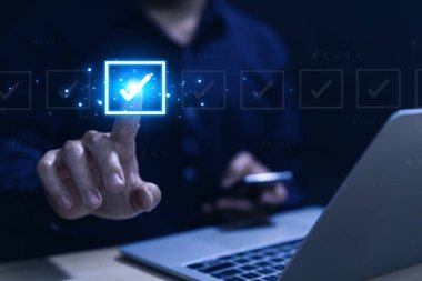 İşadamı listedeki bir kutunun işaretini işaretliyor. Sanal ekranda göster. İş Anketi öğeleri ve anketlerindeki kontrol listesi fikirleri. Boşluğu kopyala