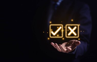 Doğru ve yanlış sembolleri gösteren bir el. Amaç oy vermeye karar vermek. Evet ya da hayır. Zor durumlar için iş alternatifleri. Doğru ve yanlış sembol