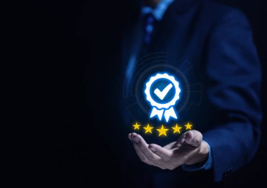 İşadamı eli en iyi kalite dijital teknoloji simgesini gösteriyor. güvence hizmeti konsepti, ürün performans güvencesi ve sektör lideri ISO sertifikası.