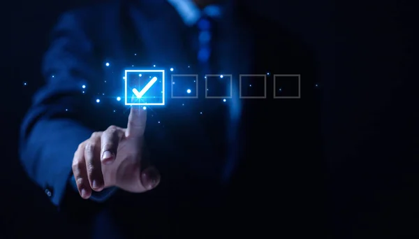 İşadamı listedeki bir kutunun işaretini işaretliyor. Sanal ekranda göster. İş Anketi öğeleri ve anketlerindeki kontrol listesi fikirleri. Boşluğu kopyala