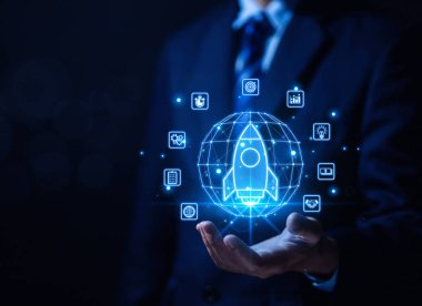 El bir roket ve bir ikon gösteriyor. Girişimcilik, Girişimcilik Fikri ve Çevrimiçi Dijital İş Konsepti. Pazarlama, Teknoloji ve Başarı arayüzü üzerindeki ağ bağlantısı