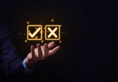 Doğru ve yanlış sembolleri gösteren bir el. Amaç oy vermeye karar vermek. Evet ya da hayır. Zor durumlar için iş alternatifleri. Doğru ve yanlış sembol