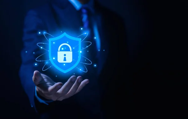 ロックサイン付きシールドアイコンを示すビジネスマンの手コンピュータパスワード保護の概念 インターネットネットワークセキュリティ デジタルサイバー技術 ビジネスデータ およびウイルス保護 — ストック写真